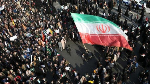 İran'da benzin zammına protesto