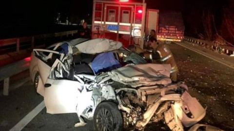 İzmir’de otomobil kamyona çarptı