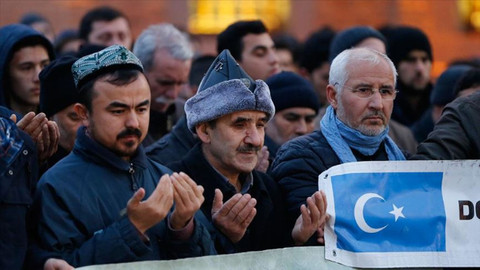 Eller Doğu Türkistan için açıldı