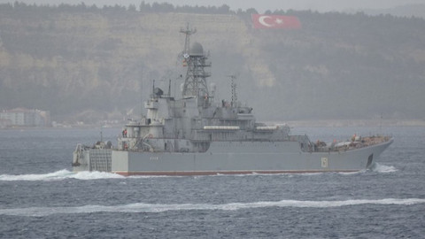 Rus savaş gemisi 'Azov' İstanbul Boğazı'ndan geçti