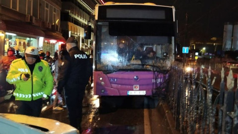 Kabataş’ta otobüs tramvay bariyerlerine çarptı