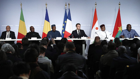 Fransa Afrika'daki askeri varlığından vazgeçmiyor