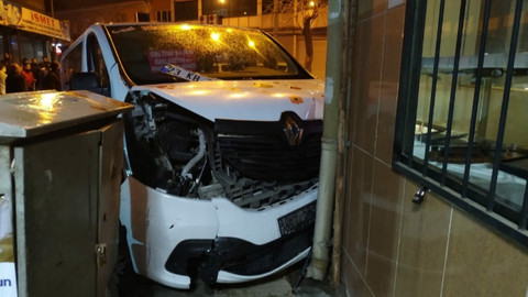 Elazığ'da hafif ticari araç ile otomobil çarpıştı
