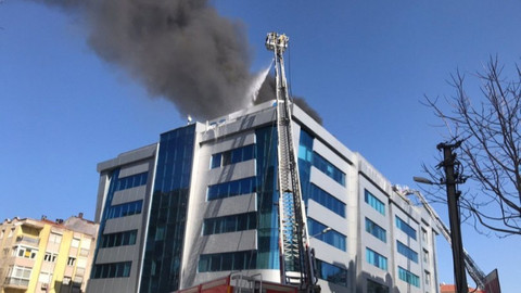 İzmir'de özel bir hastanede yangın! Tahliye edildiler...