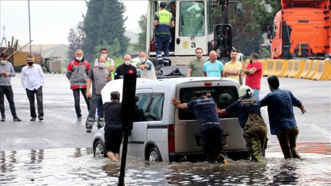 İstanbul'da sağanak yağış hayatı felç etti