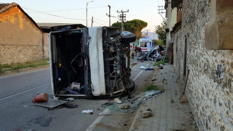 Otomobille servis minibüsü çarpıştı: 1 ölü, 6 yaralı