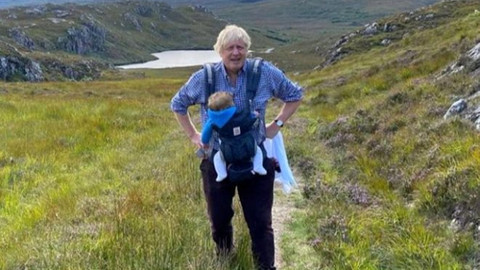 İngiltere Başbakanı Boris Johnson'ın çadırda tatil kaçamağı! Mütevazılığı ile takdir topladı