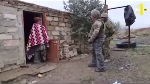 Yaşlı Ermeni kadından Azerbaycan askerine: Evinize hoş geldiniz!