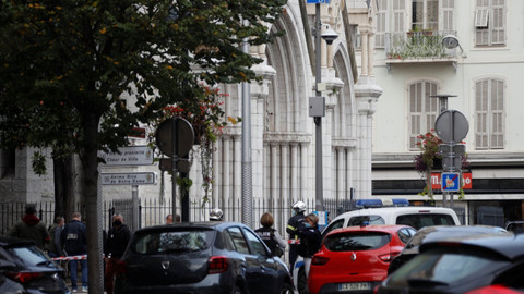 Fransa'da bıçaklı saldırı! 3 kişi öldü, bir kadın ve bir erkeğin başı kesildi