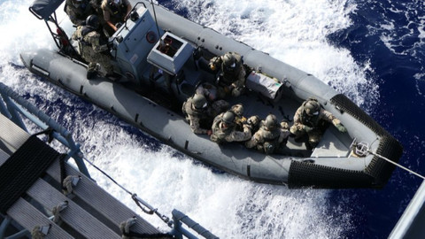 Alman askerleri Libya'ya giden Türk kargo gemisine çıktı!
