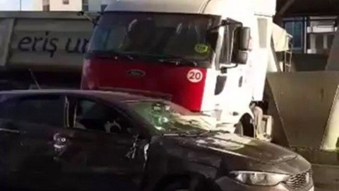 İstanbul'da hafriyat kamyonu 2 araca çarptı