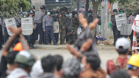 Myanmar'da askeri cunta dan göstericilere tehdit