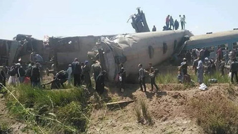 Mısır'da iki tren kafa kafaya çarpıştı!