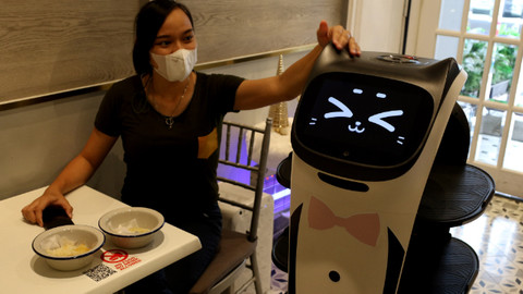 Endonezya'da robot garsonlar insanların yerini aldı