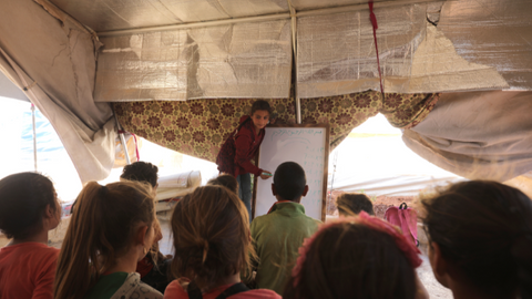 Suriyeli küçük kız, sınıfa çevirdiği çadırında yaşıtlarını geleceğe hazırlıyor