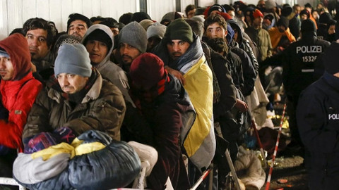 Almanya'dan "mülteciler için sınır getirilsin' teklifine ret
