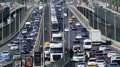 İstanbul'da kontrolden çıkan metrobüs bariyerlere çarptı