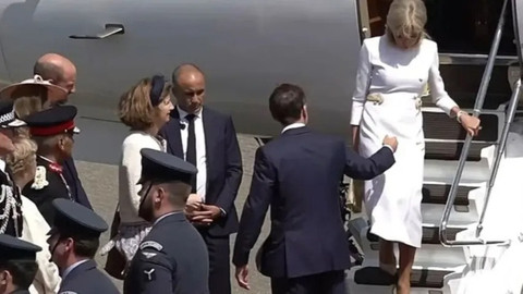 Uçaktaki krizin sebebi ortaya çıktı! Eşi, Macron’u neden görmezden geldi?
