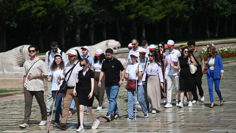 Görme engelli gençler "Dinle Hisset Keşfet" projesi kapsamında Anıtkabir'i ziyaret etti
