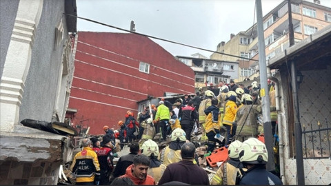 Fatih'te iki bina çöktü! Doğal gaz patladı: Mahsur kalanlar var
