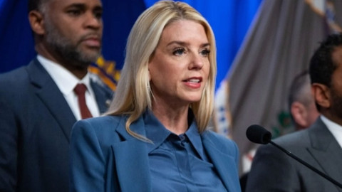 Trump, Adalet Bakanı Pam Bondi'yi Görevden Aldı