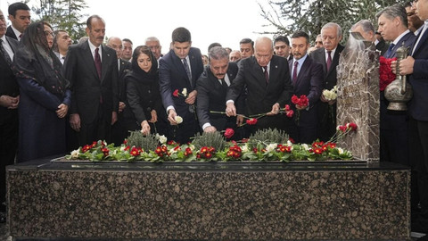 Bahçeli’den Alparslan Türkeş’in kabrine anlamlı ziyaret: Karanfillerle dualar edildi