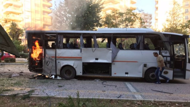 Polis servis aracına bombalı saldırı