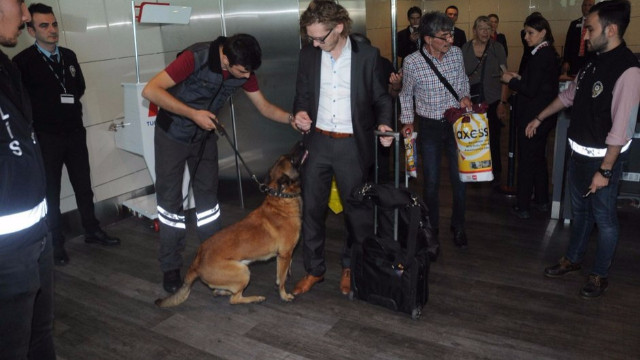 Havalimanında Avusturyalı yolculara köpekli arama