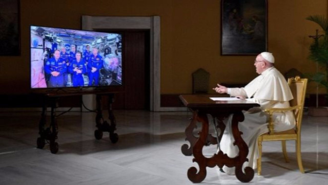 Papa uzaydaki astronotlarla görüntülü konuştu