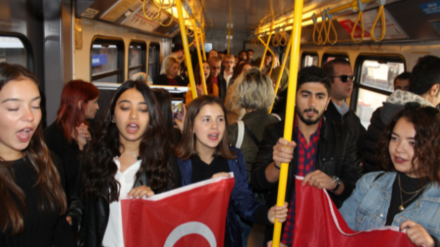 Yolcu gibi bindiler, hep bir ağızdan İstiklal Marşı okudular