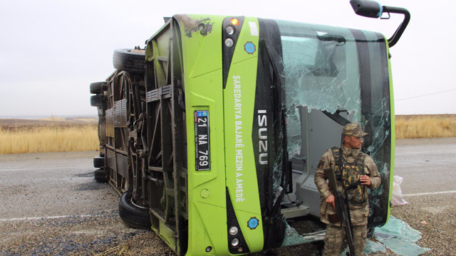 Diyarbakır'da yolcu otobüsü devrildi: 23 yaralı