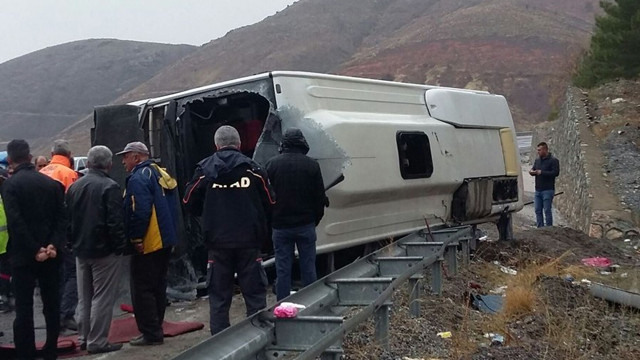 Yolcu otobüsü devrildi: 1 ölü 30 yaralı