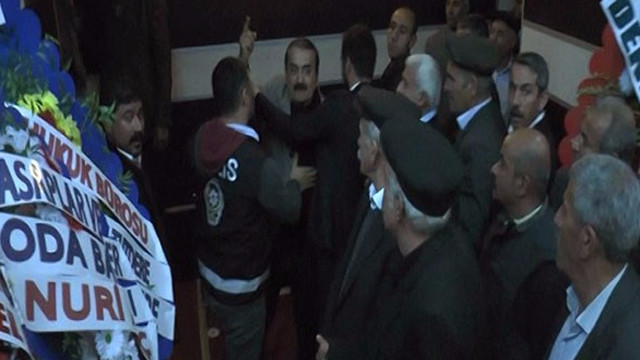 CHP'li eski başkan, mevcut başkanı yumrukladı