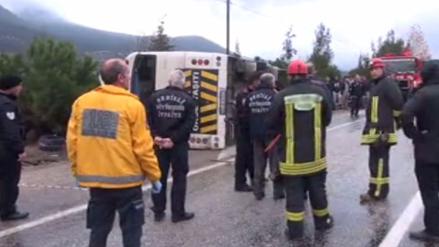 Öğrenci servisi midibüsü devrildi: 24 yaralı