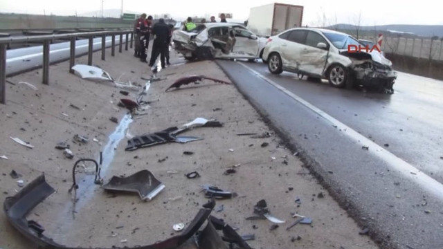 Bursa'da zincirleme trafik kazası: 2 ölü, 8 yaralı