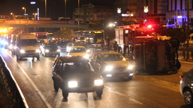 Şişli'de devrilen kamyonet trafiği aksattı