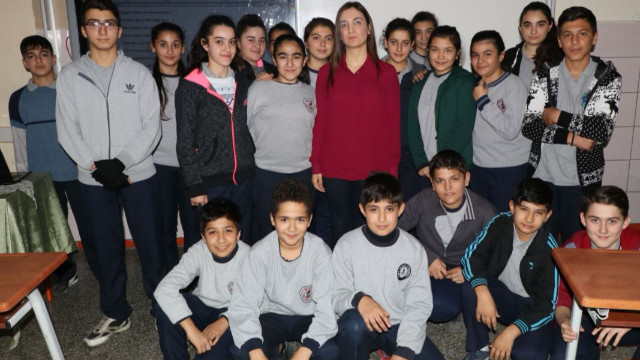 Son dakika! Adana’da görme engelli öğretmene öğrencileri can veriyor