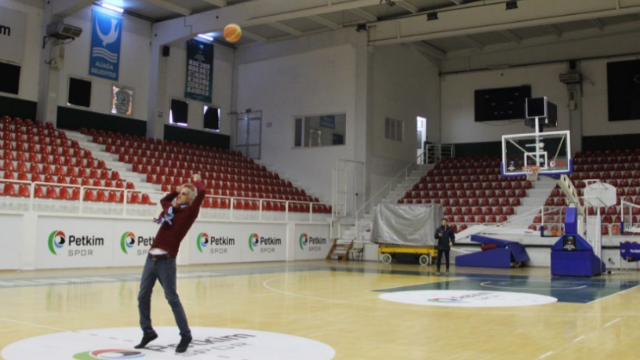 Son dakika İzmir haberleri... İzmir Aliağa'daki temizlik görevlisinin basketbol yeteneği gündem oldu