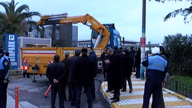 Son dakika haberleri... İBB Zabıta ekipleri, Kadıköy Belediyesi'nin otoparkına el koydu!