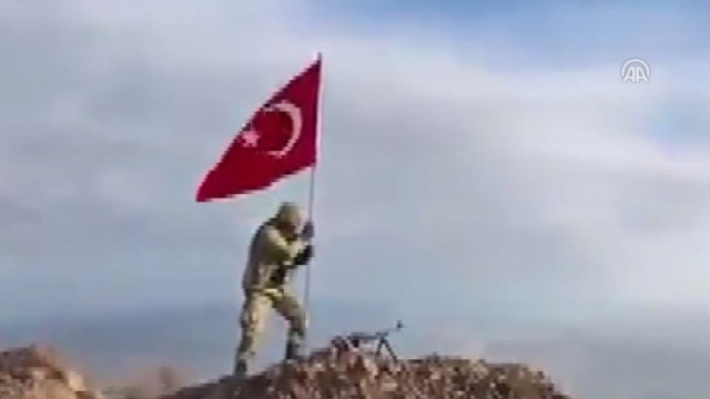 Zeytin Dalı Harekatı'nın 14. gününde Darmık Dağı'na Türk bayrağı dikildi