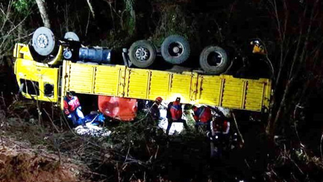 Son dakika! İşçileri taşıyan kamyon şarampole uçtu: 2 ölü, 8 yaralı