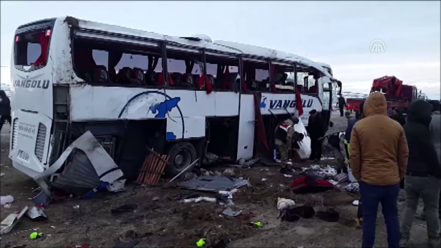 Van’da yolcu otobüsü devrildi: 2 ölü 22 yaralı