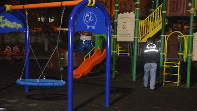 Muhtar, çocuk oyun parkında 4 kişiyi yaraladı