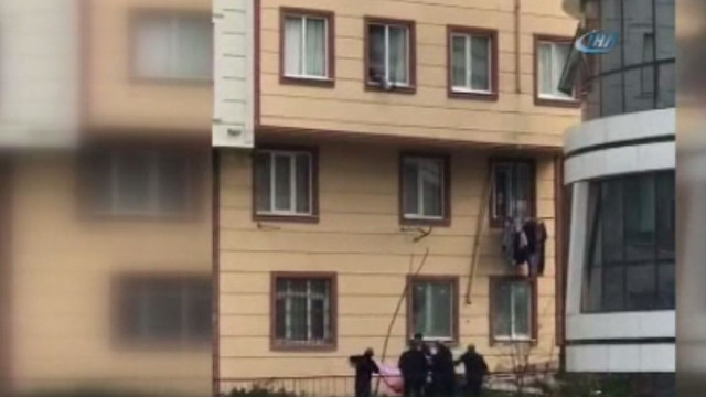 Camdan düşen çocuğu vatandaşlar yakaladı
