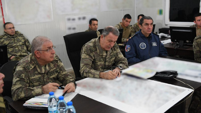 Genelkurmay Başkanı Org. Akar ve kuvvet komutanları Suriye sınırına gitti