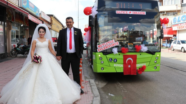 Belediye otobüsünden gelin arabası yaptılar