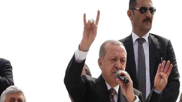 Cumhurbaşkanı Erdoğan Rabia’yı sayarken ortaya ‘Bozkurt’ işareti çıktı
