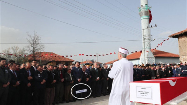 Şehit cenazesinde protokol yazısı