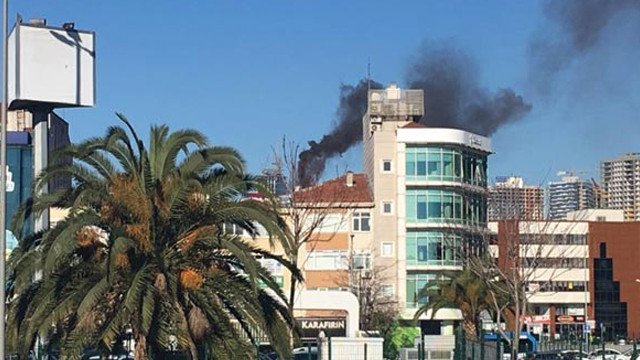 Kadıköy'de 20 katlı binada yangın çıktı