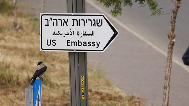 Kudüs’te yollara ABD büyükelçiliği tabelaları asıldı